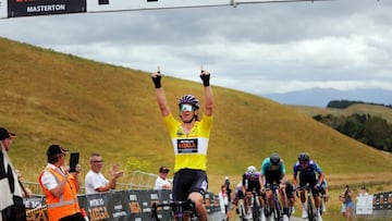 El ciclista neozelandés Aaron Gate, que corre en el Burgos-BH, celebra su victoria en la tercera etapa de la Clásica de Nueva Zelanda.