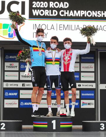 Van Aert, Alaphilippe y Marc Hirschi en el podio.
