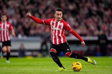 1-0. Aleix García falla en la salida del balón, Alejandro Berenguer se aprovecha en la frontal del área y disparar con la izquierda y para superar a Gazzaniga.