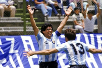 Nuevo choque en una Copa del Mundo, esta vez en México, y concretamente en el Estadio Cauthémoc, ante 32.000 espectadores. Nuevamente, al igual que en el mundial de Alemania de 1974, ambas selecciones se enfrentaban en la jornada 2 de la fase de grupos, donde los rivales esta vez serían Bulgaria y Corea del Sur. Ambas selecciones llegaban con opciones de alzarse con el trofeo, y de hecho, una de ellas lo acabaría haciendo. El encuentro, al igual que en el 74, acabaría en empate, solo que esta vez les valdría a ambas para clasificar a la fase de eliminatorias. El encuentro empezaría con un gol tempranero, el árbitro señalaría una mano de Burruchaga dentro del área, y Altobelli sería el encargado de lanzarlo y convertirlo, sumando así su segundo gol en el torneo. Con la adversidad de frente, Argentina se aferró al mejor jugador del mundo por aquel entonces, y la figura del torneo. Un descarado con el 10 a la espalda, y de nombre Diego Armando Maradona, anotaría el empate a pase de Valdano en el minuto 34, lo que serviría más adelante a la Albiceleste para clasificar como primera de grupo, lo que nos permitiría después, vivir ese enfrentamiento ante Inglaterra, donde ocurrieron dos de los eventos más importantes de la historia de este deporte: La Mano De Dios, y el Gol del Siglo, ambos obra del genio Diego Armando, que acabaría levantando el trofeo en aquella edición. En la foto, Maradona celebra el empate. 