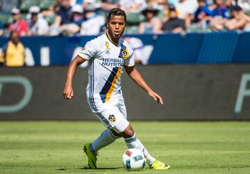 El campeón del mundo con México sub 17 tuvo un paso irregular en Europa. Muy joven arribó a la MLS con LA Galaxy y actualmente es el latino mejor pagado de su equipo.