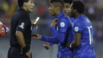 Neymar discute con el chileno Enrique Osses.