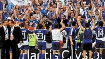 <b>HÉROES NACIONALES.</b>La mitología griega está repleta de dioses, pero las prestaciones de la selección helena desde que Rehhagel se hizo cargo de ella han elevado a sus futbolistas al Olimpo. Todo el país se echó a la calle tras el empate ante España y nadie duda de que Grecia estará por vez primera en su historia en cuartos.