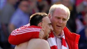 Hoeness abraza a Ribéry.
