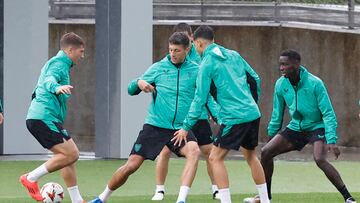 LEZAMA (BIZKAIA), 02/10/2024.- Mikel Vesga (c) golpea un balón durante el entrenamiento con el que el Athletic de Bilbao ha preparado este miércoles el partido de Liga Europa del próximo jueves ante el AZ Alkmaar neerlandés en San Mamés. EFE/ Miguel Toña