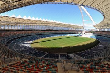 El estadio Moses Mabhida se ubica en Durban. Fue construido para este Mundial (costó cerca de 200 millones de euros) y lleva el nombre de Moses Mabhida, un exsecretario general del Partido Comunista Sudafricano. Acogió cinco encuentros de la fase de grupos, uno de octavos de final y una semifinal.