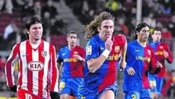 <b>EL MOMENTO DEL CALAMBRE. </b>En el minuto 68, Agüero esprintó con Puyol y se frenó en seco al sentir dolor. Aunque se llevó la mano al muslo, el problema fue en los gemelos.