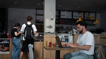 Varios clientes esperan en el interior de un bar, a 28 de abril de 2025, en Barcelona, Catalu?a (Espa?a). Un apag車n el谷ctrico ha asolado Espa?a, Portugal y parte de Francia a las 12.30h. de la ma?ana. Sin saber a迆n las causas concretas del apag車n, poco a poco se est芍 recuperando el suministro el谷ctrico en todas las regiones de la Pen赤nsula Ib谷rica. Las comunidades del noreste como el Pa赤s Vasco o Catalu?a han sido unas de las primeras en recuperar la luz.
David Zorraquino / Europa Press
28/04/2025