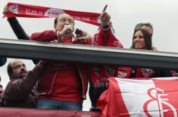 Miles de seguidores del Sevilla han llenado de colorido las calles de la capital polaca a la espera del partido.