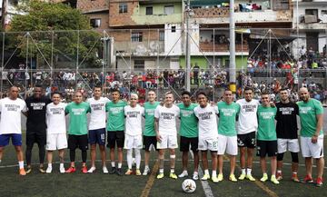 La cancha sintética Villa del Socorro, del barrio Andalucía en Medellín, recibió a varios jugadores profesionales de los equipos antioqueños. Sebastián Gómez, Andrés Ricaurte, Neider Moreno, Daniel Muñoz, entre muchos más.