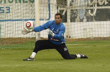 Cancerbero histórico del Tenerife, club con el que lograba dos ascensos a Primera División y uno a Segunda División (también ha defendido los colores del Hércules, Numancia, Cádiz, Marino y Club Atlético San Juan), en 2005 se le diagnosticó una alteración anatómica testicular, y poco después se le volvía a reproducir el tumor testicular, siendo sometido a sesiones de quimioterapia y superando el cáncer en dos ocasiones. Esta temporada fichó por el Esperanza.