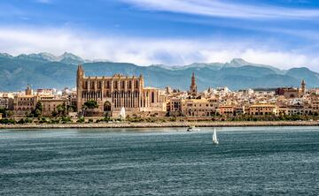 En la foto, vista de la ciudad de Palma de Mallorca desde el mar, destacando en primer plano su hermosa catedral. Ciudad y puerto de Palma de Mallorca.