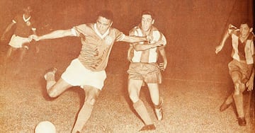 Humberto Donoso marca a Gervasio, jugando por la U, pero con la camiseta alternativa de Colo Colo. Foto: Revista Estadio