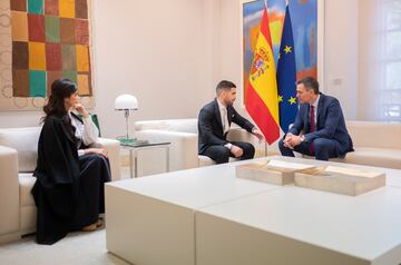 (I-D) La novia del luchador de artes marciales mixtas Ilia Topuria, Giorgina Uzcategui, Topuria y el presidente del Gobierno, Pedro Sánchez, durante un encuentro, tras proclamarse campeón mundial de la UFC.