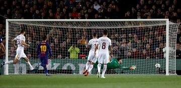 Daniele De Rossi scores an own-goal and gives the lead to Barcelona. (1-0)