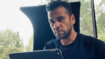 Dani Alves 'explota' contra un medio que le llamó "veterano"