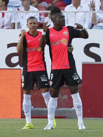 Sevilla-Almería.
El delantero congoleño del Almería Thievy Bifouma celebra la consecución del primer gol de su equipo. 0-1.