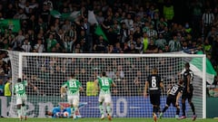 ¡Siete atajadas! El gran salto que dio Claudio Bravo en el Betis