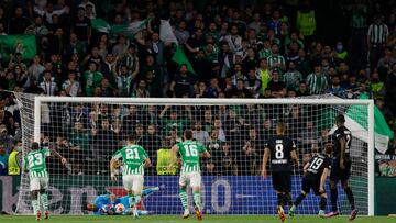 Soccer Football - Europa League - Round of 16 First Leg - Real Betis v Eintracht Frankfurt - Estadio Benito Villamarin, Seville, Spain - March 9, 2022 Eintracht Frankfurt's Rafael Santos Borre has his penalty saved by Real Betis' Claudio Bravo REUTERS/Marcelo Del Pozo