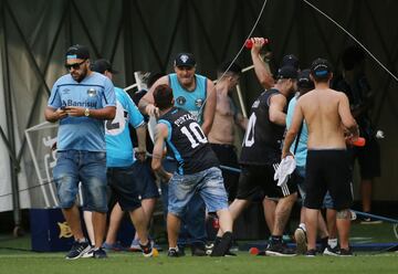 Los radicales del Gremio saltaron al terreno de juego durante el encuentro frente a la Sociedade Esportiva Palmeiras. Los asaltantes destrozaron el VAR como protesta de la derrota. 