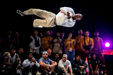 El representante senegalés durante su participación en el campeonato continental de breaking de África que se disputa en Rabat (Marruecos). El fotógrafo ha logrado captar el momento en el que el participante está totalmente en paralelo con el suelo. Llama la atención la gran pericia y agilidad de estos deportistas.