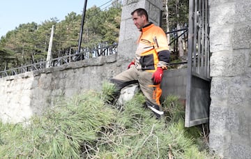 Manzano coloca los restos de la poda. 