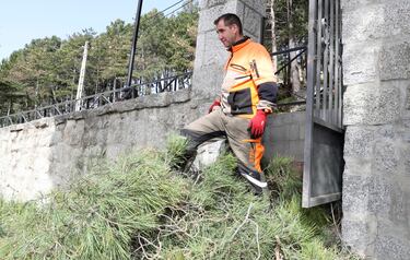 Manzano coloca los restos de la poda. 