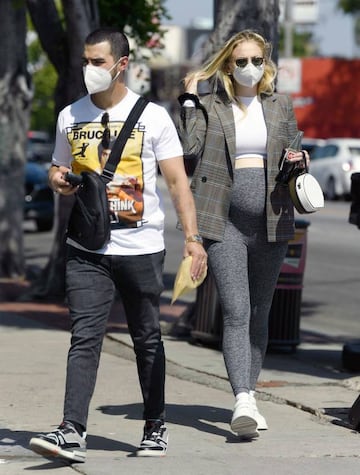 Sophie Turner y Joe Jonas en Melrose Ave, LA. 2020.