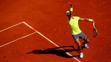 Rafa Nadal ejecuta un saque en Roland Garros.