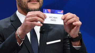 UEFA champions league ambassador and former Brazilian goalkeeper Julio Cesar shows the name of Ajax football club during the draw for the Champions league quarter-final draw, on March 15, 2019 in Nyon. (Photo by Fabrice COFFRINI / AFP)