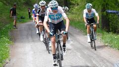 Chris Froome ataca en el Colle delle Finestre durante la 19&ordf; etapa del  Giro de Italia 2018.