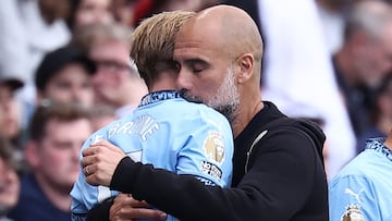 Pep Guardiola, entrenador del Manchester City, abraza a Kevin de Bruyne.