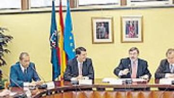 <b>CONSENSO. </b>Jaime Lissavetzky, en el centro, ayer en el Consejo junto a los representantes de las asociaciones de deportistas.