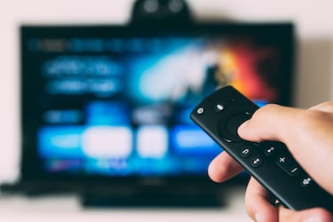 Si tu televisión se enciende sola por la noche, tranquilo: esta es la explicación real 
