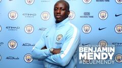 Mendy posando como nuevo jugador del Manchester City.