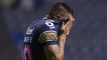 MEX73. PUEBLA (MÉXICO), 27/10/2017.- El jugador de Pumas Nicolas Castillo se lamenta tras fallar una ocasión hoy, viernes 27 de octubre de 2017, durante el partido correspondiente a la jornada 15 del torneo mexicano de fútbol, celebrado en el estadio Cuahtémoc de la ciudad de Puebla (México). EFE/Francisco Guasco