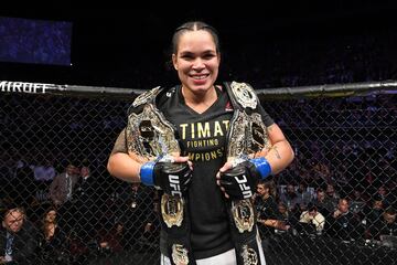 La peleadora brasileña fue campeona de la UFC en el peso gallo y el pluma. Abandona las artes marciales mixtas con 35 años y un récord de 23 victorias, 13 por KO, y cinco derrotas.