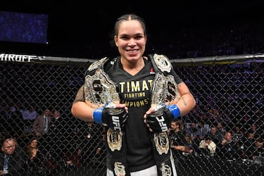 La peleadora brasileña fue campeona de la UFC en el peso gallo y el pluma. Abandona las artes marciales mixtas con 35 años y un récord de 23 victorias, 13 por KO, y cinco derrotas.