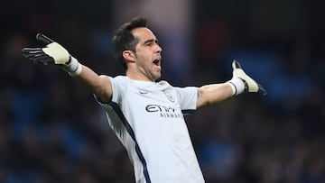 Manchester City&#039;s Chilean goalkeeper Claudio Bravo reacts during the English Premier League football match between Manchester City and Watford at the Etihad Stadium in Manchester, north west England, on December 14, 2016. / AFP PHOTO / Anthony DEVLIN