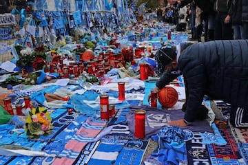 Numerosos aficionados del club italiano se han acercado a los alrededores del estadio San Paolo para dar el último adiós al astro argentino. Las inmediaciones de la casa del Nápoles se han convertido en un santuario de Diego antes del encuentro frente a la Roma.