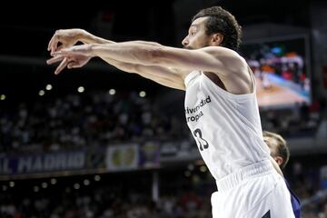 Sergio Llull, tras recibir el balón de Rudy Fernández, pasa la pelota a Jaycee Carroll que se encuentra al otro lado de la cancha.