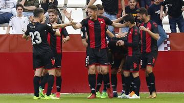 Los jugadores del Reus celebran un gol durante el partido.