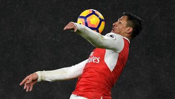 LONDON, ENGLAND - JANUARY 31:  Alexis Sanchez of Arsenal in action during the Premier League match between Arsenal and Watford at Emirates Stadium on January 31, 2017 in London, England.  (Photo by Shaun Botterill/Getty Images)