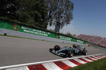 Lewis Hamilton camino del triunfo en Canadá 2017.