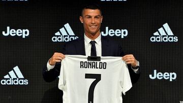 Cristiano Ronaldo posa con la camiseta como nuevo jugador de la Juventus.