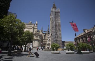 El campanario se encuentra en obras de restauración una de las caras.