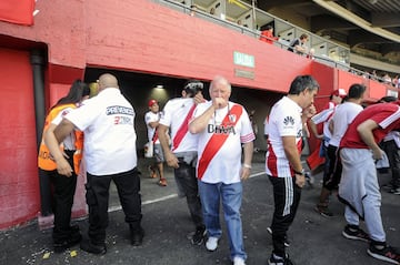 La CONMEBOL decidió aplazar un día la final después del apedreamiento del bus de Boca por parte de los hinchas de River. 