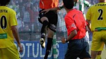 <b>A PUNTO. </b>Rubén captura un balón aéreo en un partido ante el Betis.