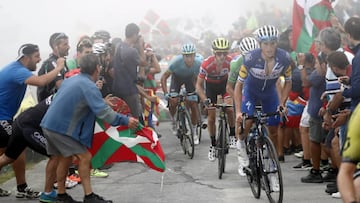 Enric Mas, Alejandro Valverde y Simon Yates ascienden las rampas del Balc&oacute;n de Bizkaia en la Vuelta a Espa&ntilde;a 2018.