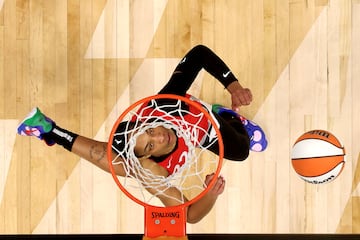 A’ja Wilson es una de las grandes estrellas de la WNBA. La pívot (28 años y 1,93 m) acumula dos MVPs de la temporada y dos anillos, en 2022 y 2023, con Las Vegas Aces, que aspiran a un tercer campeonato seguido. Sobre todo, con exhibiciones como ante Seattle Storm (72-85), donde la de Carolina del Sur anotó 21 puntos.